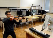 Robot-pianista zagra na obronie studenta AGH