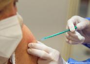 Z trzecią dawką szczepionki przeciwko COVID-19 nie warto czekać