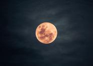 Częściowe zaćmienie „truskawkowego Księżyca”